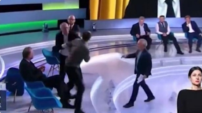 Debat Live di Televisi, Politikus Pro-Rusia Dipukul Jurnalis hingga Ambruk