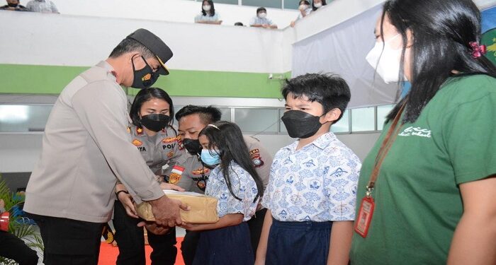 Wakapolda Kepri Tinjau Pelaksanaan Vaksinasi Massal Di Sekolah Kristen Basic Kota Batam, Yang Diadakan Secara Virtual Serentak Se-Indonesia
