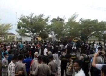 Tertangkap Pakai Handuk Bersama Istri Orang, Bupati Dituntut Copot Kepala Pekon