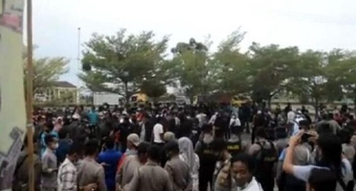 Tertangkap Pakai Handuk Bersama Istri Orang, Bupati Dituntut Copot Kepala Pekon