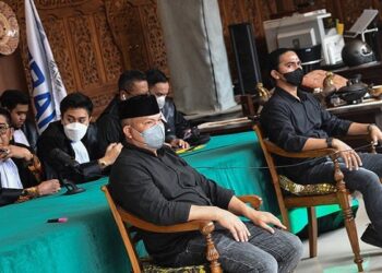 Sujud Syukur, Dua Polisi Penembak Laskar FPI Menangis Usai Divonis Bebas