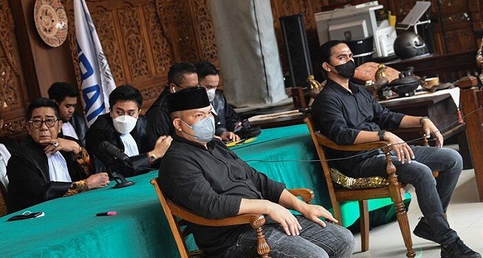 Sujud Syukur, Dua Polisi Penembak Laskar FPI Menangis Usai Divonis Bebas