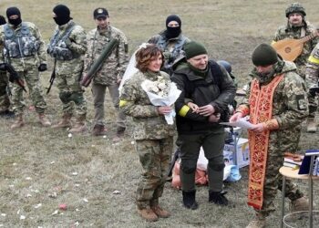 Terharu, Dua Sejoli Pasukan Ukraina Menikah Saat Invasi Rusia