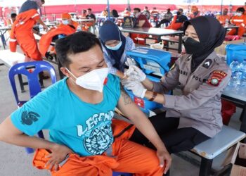 Cegah Penularan Virus Covid 19 di Wilayah Industri, Polres Karimun Lakukan Vaksinasi di PT.Saipem