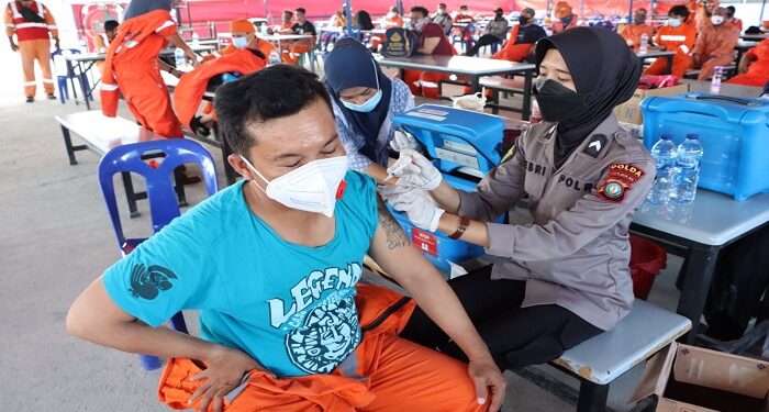 Cegah Penularan Virus Covid 19 di Wilayah Industri, Polres Karimun Lakukan Vaksinasi di PT.Saipem
