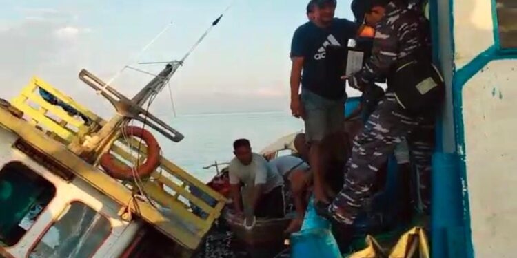 TNI AL Bantu  Evakuasi Korban Laka Laut di Perairan Pulau Pandan Karimun