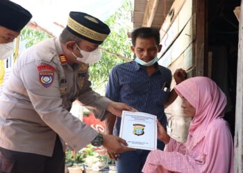 Kapolres Karimun Bantu Janda Buruh Pembersih Botol