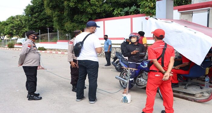 Kapolres Karimun Memberikan Minyak Pertalite Gratis Kepada Pengendara Bermotor Yang Ingin Vaksin
