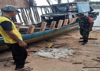 Komsos Babinsa Serda Guslim Ke Warga Sedang Rehab Pompong Nelayan Di Desa Sugie