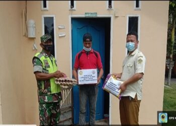 Koramil 02 Moro Dampingi Tim Gugus Desa Tanjung Kilang Pemberian Sembako Kepada Warga Isoman