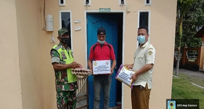 Koramil 02 Moro Dampingi Tim Gugus Desa Tanjung Kilang Pemberian Sembako Kepada Warga Isoman