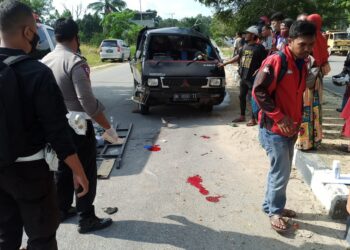 Mobil Pick Up Terguling Depan Mesjid Agung, 4 Korban Dilarikan ke RSUD M.Sani