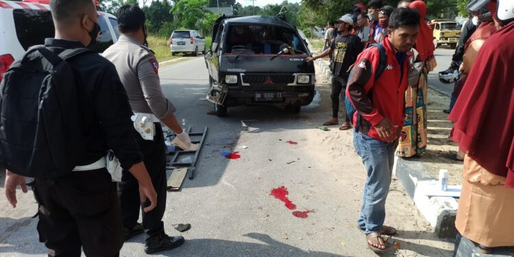 Mobil Pick Up Terguling Depan Mesjid Agung, 4 Korban Dilarikan ke RSUD M.Sani