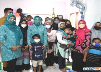 Kunjungi Posyandu Mawar, Tri Tito Karnavian Resmikan Dapur Sehat dan Posyandu Remaja