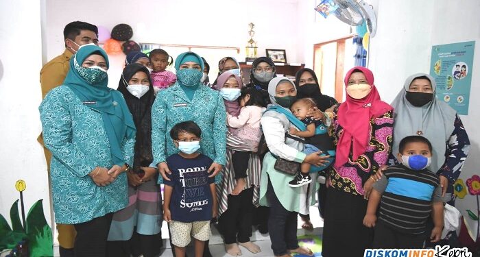 Kunjungi Posyandu Mawar, Tri Tito Karnavian Resmikan Dapur Sehat dan Posyandu Remaja