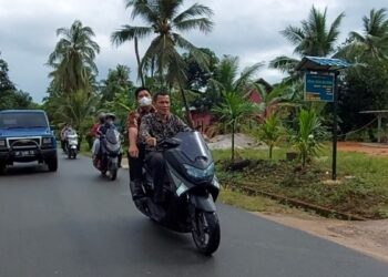Naik Motor Warga, Roby Sambangi Rumah Rumah Bagikan Paket Sembako