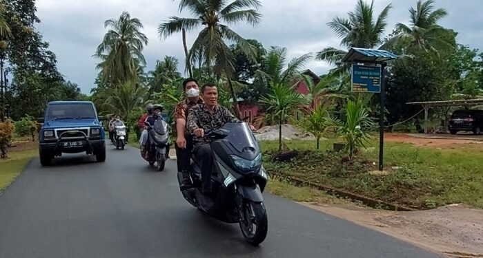 Naik Motor Warga, Roby Sambangi Rumah Rumah Bagikan Paket Sembako