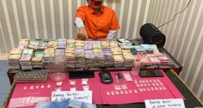 Rumah Bandar Narkoba Di Riau Digerebek, Wanita 24 Tahun Dan Uang Rp 147 Juta Hasil Jual Sabu Diamankan