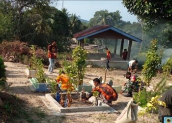 Sambut Bulan Suci Ramadhan Pemuda Pancasila Moro Gotong Royong Bersihkan Wakaf Di Moro