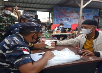 TNI AL Dan Kodim 0317 Gencarkan Vaksinasi Covid-19 Bagi Masyarakat Maritim Di Kepulauan Riau