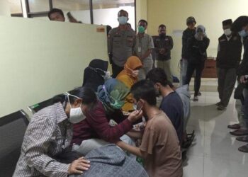 Garang Saat Tawuran, 12 Pelajar Di Bekasi Menangis Begitu Dijemput Orang Tua Di Kantor Polisi