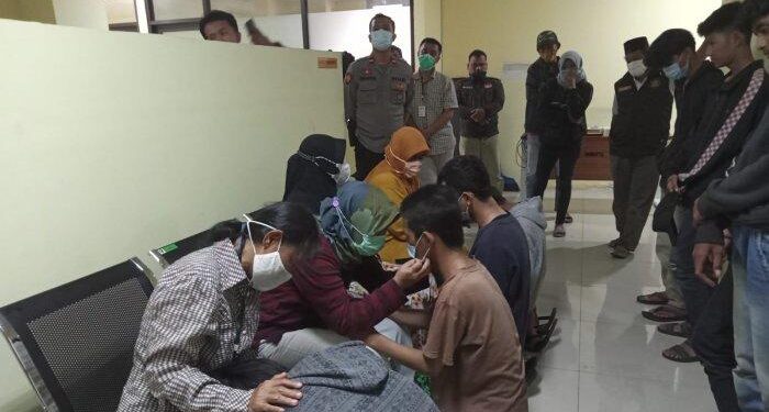 Garang Saat Tawuran, 12 Pelajar Di Bekasi Menangis Begitu Dijemput Orang Tua Di Kantor Polisi