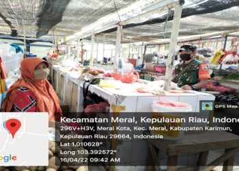 Babinsa Meral Laksanakan Komsos Dengan Pedagang Di Pasar Bukit Tembak
