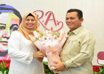 Gubernur Ansar Berikan Penghargaan Kepada Tujuh Orang ‘Kartini’ Kepri
