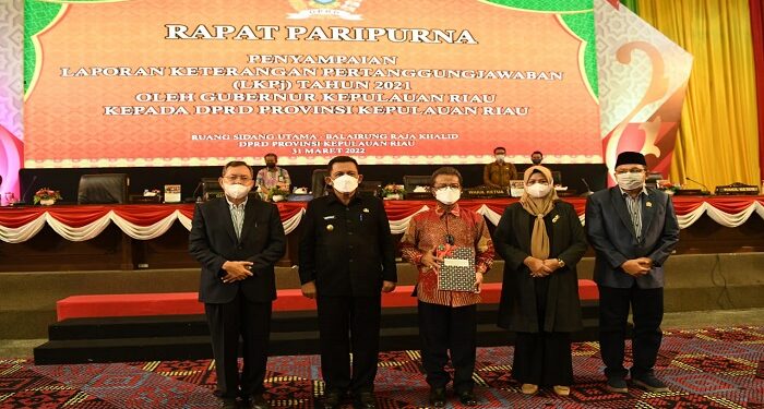 Gubernur Ansar Sampaikan LKPj Tahun 2021 Dalam Rapat Paripurna DPRD