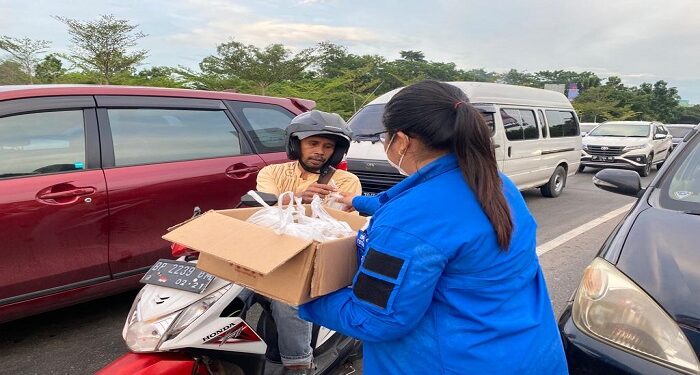 Indahnya Toleransi, Pemuda GAMKI Bagikan Takjil Untuk Berbuka Puasa