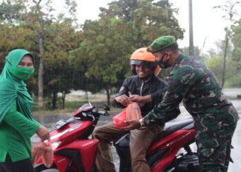 Berkah Ramadhan, Kodim TBK Dan Ibu Persit Bagikan Ratusan Takjil Buka Puasa