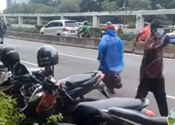 Viral, Oknum Polisi Diduga Tendang Kemaluan Ibu-ibu Yang Sedang Bagikan Takjil