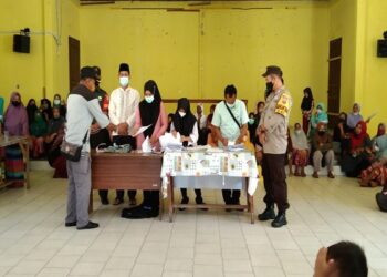 Ratusan Warga Moro Terima Bantuan Sembako Minyak Goreng