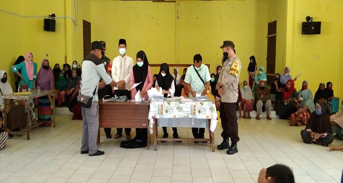 Ratusan Warga Moro Terima Bantuan Sembako Minyak Goreng