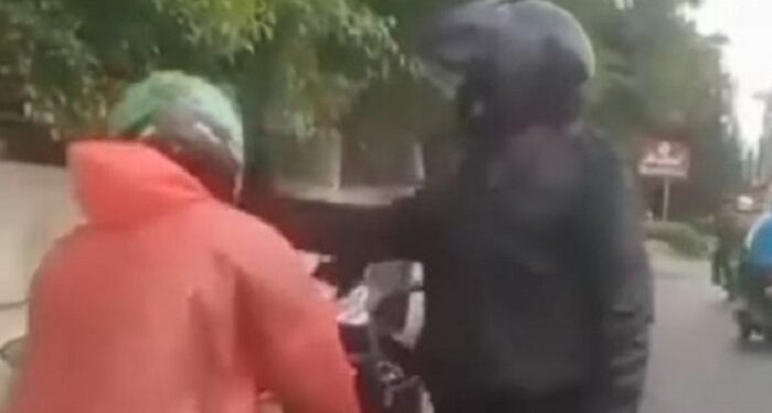 Video Diduga Oknum Polisi Pukul Kepala Driver Ojol: Kamu Ambil Surat-Suratnya Di Neraka!