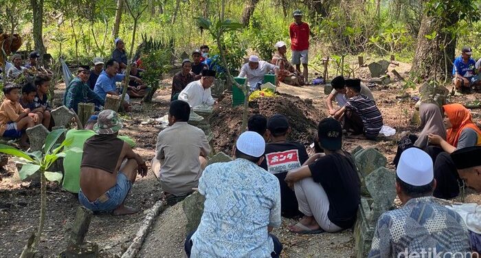 Oknum DPRD Bojonegoro Yang Tewas Gantung Diri Dimakamkan