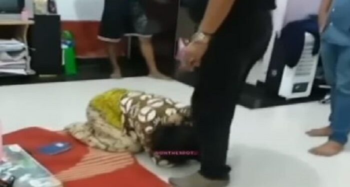 Tertangkap Selingkuh Dengan Brondong Saat Suami Pergi Salat Tarawih, Sang Istri Sujud Minta Ampun
