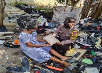 Bhabinkamtibmas Berikan Bantuan Sosial Kepada Masyarakat Kurang Mampu