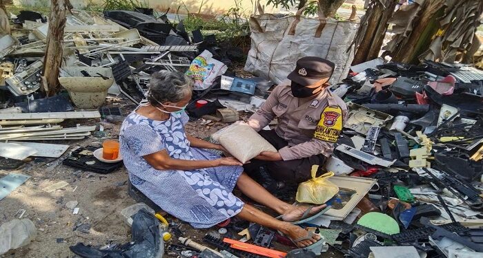 Bhabinkamtibmas Berikan Bantuan Sosial Kepada Masyarakat Kurang Mampu