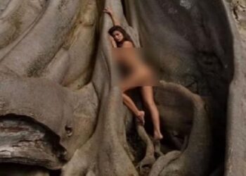 Pohon Kayu Putih Bali Jadi Lokasi Foto Telanjang Bule Rusia