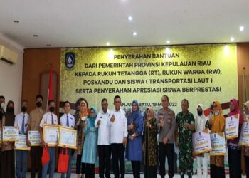 Gubernur Ansar Serahkan Bantuan Insentif  Untuk RT/RW dan Kader Posyandu Karimun