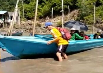 Demi Mengajar, Guru SDN 021 Moro Pulau Kericik Berjuang Arungi Lumpur Karang Dan Ombak