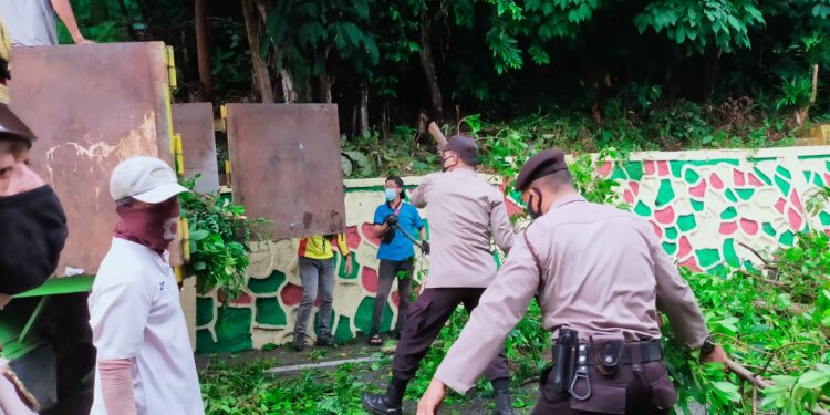 Polres Karimun Bantu Evakuasi Pohon Tumbang di Jalan A.Yani Karimun