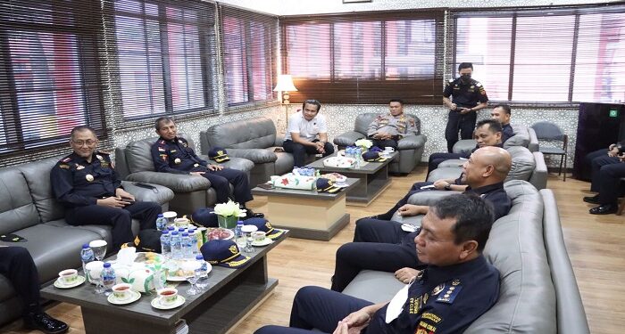 Jalin Silaturahmi Kakanwil Bea Cukai Kepri Akhmad Rofiq Sambangi Polres Karimun