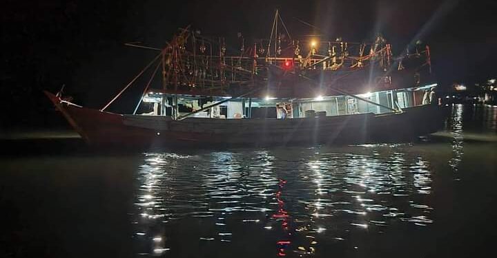 Nelayan Desa Jang Protes, Kapal Sotong Milik Nelayan Meral Beli BBM Solar