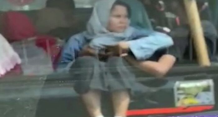 Viral Video Pasangan Muda Mudi Diduga Mesum Di Atas Mobil Pick Up Kala Terjebak Macet