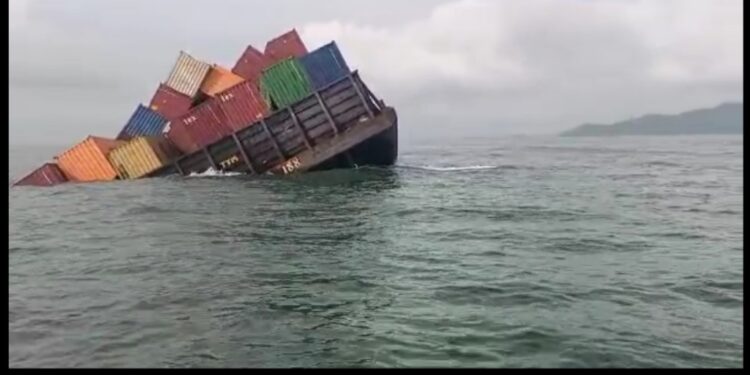 Tongkang Marcopolo 188 Bermuatan Kontainer Tenggelam di Perairan Selat Malaka 