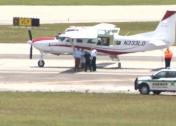 Pilot Jatuh Sakit, Penumpang Tak Berpengalaman Berhasil Daratkan Pesawat