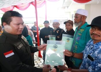 Asisten I Pemkab Karimun Hadiri Penyerahan Sertifikat PTSL di Parit Benut.