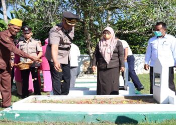 HUT Bhayangkara ke – 76, Kpolres Karimun Pimpin Ziarah Makam Pahlawan dan Upacara Tabur Bunga